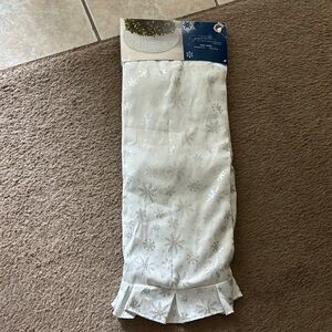 Jaclyn Smith Collection White and silver Snowflake Tree Skirt (52 inches) NEW